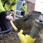 workers_connecting_gas_supply