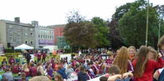 One down and one to go – Crowds in Eyre Sq. as Galway minors bring it home again Galway daily sport crowds in eyre square as Galway minors defend title