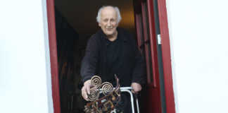 Connemara singer and songwriter presented with lifetime award galway daily news tomas mac eoin gradam rte