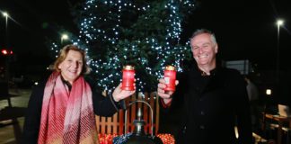 Dáithí Ó Sé flipping the switch on Galway Hospice Memorial Tree lights Galway Daily news Daithi Ó Sé returns for Galway Hospice Christmas lights